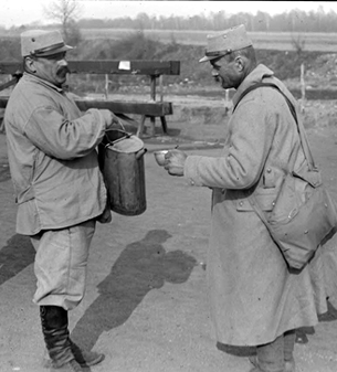 ECPAD - SPA 10 W 756 - Sewen - distribution de café pendant l'arrêt d'un train aux permissionnaires retournant au front. - 06/04/1917 - Ridel, Jacques