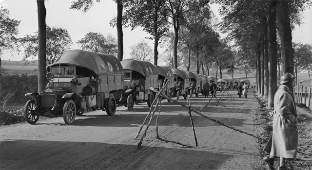 ECPAD - SPA 3 G 115 - Sur la route d'Amiens à Péronne, convois d'auto-camions. - 16/10/1916 - Durot