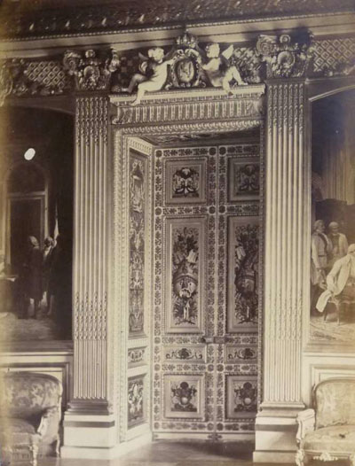 Figure 46 : Pierre-Ambroise RICHEBOURG, photo de la porte du « salon de l’Empereur Napoléon III », 1857. Le « N » surmonté d’une couronne impériale qui surplombait la porte constituait l’une des nombreuses ornementations de la pièce. On constate que des toiles ornaient les murs aujourd’hui recouverts de tentures de satin doré. DAPJ 42.