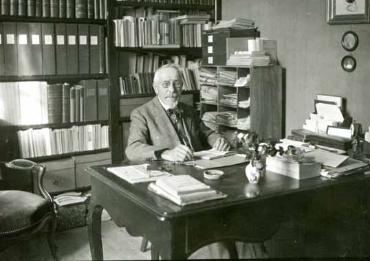21Fi 13 Jules JEANNENEY (Président du Sénat) assis à son bureau de Rioz près de Vesoul, le 3 octobre 1932.
