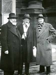 21Fi 92 Marx DORMOY, Théodore STEEG et Pierre CHAMBRUN arrivant au Sénat pour prendre part à un débat sur la politique étrangère, le 7 août 1939.