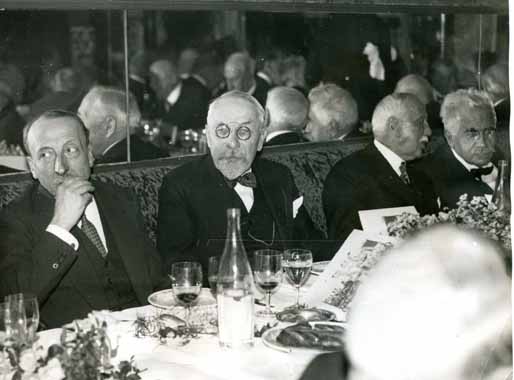 21Fi 115	Banquet offert, le 16 juin 1935, à Léon BERARD (Sénateur des Basses-Pyrénées et ancien ministre) élu récemment à l’Académie française avec la présence à la table d’honneur de Jules JEANNENEY (Président du Sénat) et Alexandre MILLERAND (Ancien Président de la République) ; à l’issue du banquet lui a été remis le Bicorne d'immortel.