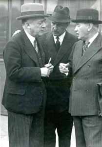 21Fi 137 Henri QUEUILLE (Ministre de l’Agriculture), Camille CHAUTEMPS (Vice-président du Conseil et Édouard DALADIER (Président du Conseil) en discussion à la sortie du palais l’Élysée, le 14 juin 1939.