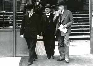21Fi 152	Jean-Baptiste LEBAS (Ministre du Travail), Maurice VIOLLETTE (Ministre d’État) et Léon BLUM (Président du Conseil) sortant de L’Élysée suite à la première réunion du Conseil du 7 juin 1936.