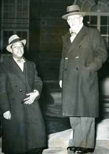 21Fi 156	Théodore STEEG (Ministres des Colonies) et Gaston MONNERVILLE (Sous-secrétaire d’État aux Colonies) arrivant pour la première réunion du Conseil, le 20 janvier 1938.