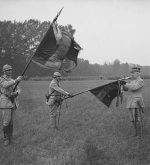 ECPAD - SPA 211 M 4181 - Blesme, revue et remise de décorations par le général Pétain au 51e RI et 87e RI. Le général Pétain décore le drapeau du 87e RI. - 25/07/1917 - Moreau, Albert