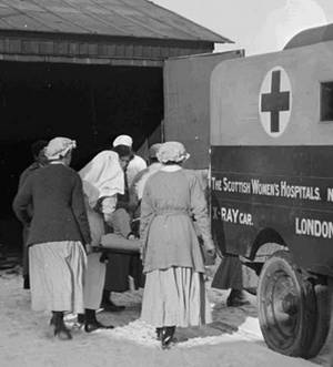 ECPAD - SPA 104 S 3948 - Le Scottish Women's Hospital est situé à Villers-Cotterêts. Arrivée d'une ambulance. - 04/01/1918 - Mas, Emmanuel